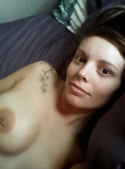 Cindy 32 ans recherche un plan à trois